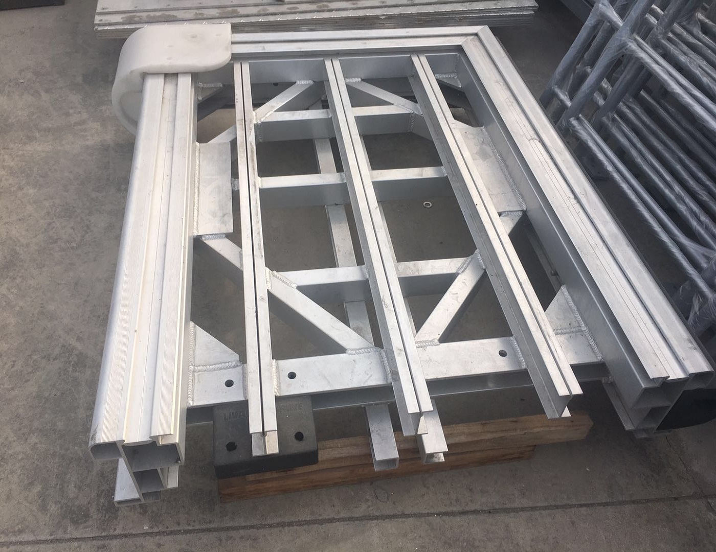 Marine floating pontoon dock platform or bridge platform with bollard2